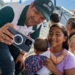 Rodrigo Hernández Alzate, Gerente de Viva mi Casa se toma una selfie con una beneficiaria del programa viva y su hijo