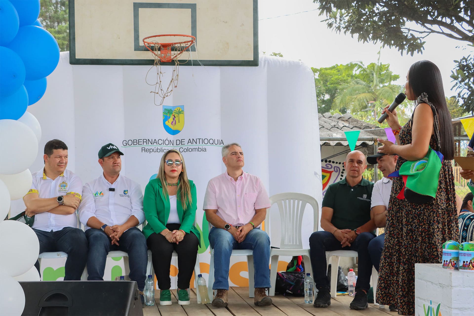 Miembro de la comunidad indígena agradece a la junta directiva de VIVA por la construcción de viviendas para comunidades indígenas en Antioquia.