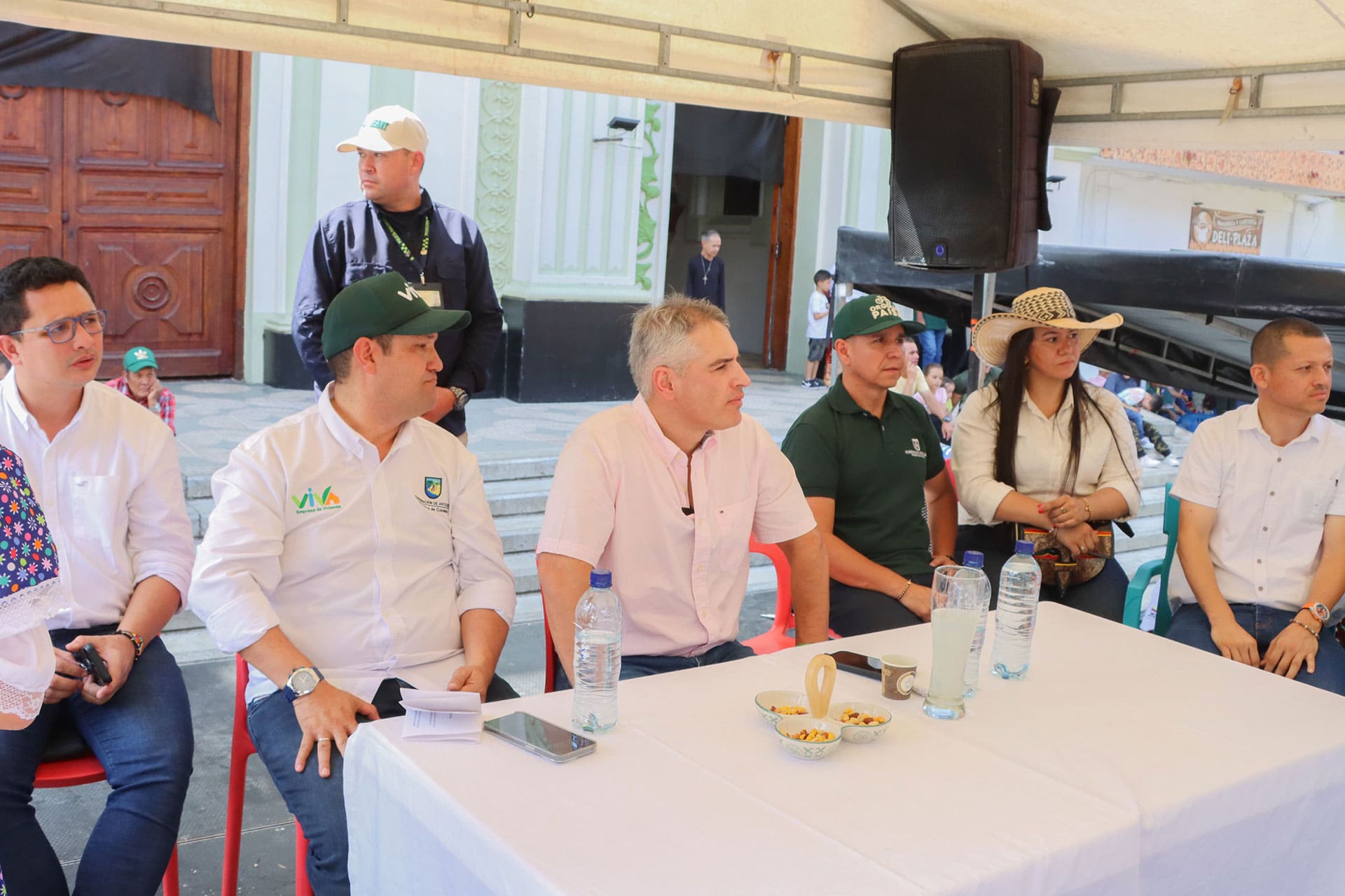 El Gobernador de Antioquia y el Gerente de VIVA participan en la entrega de viviendas para comunidades indígenas en Antioquia, en el municipio de Jardín.