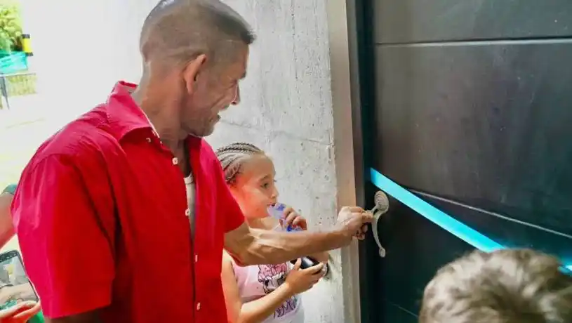 Foto de viva mi casa con una de las familias beneficiarias en adquirir su vivienda propia en el proyecto habitacional El Triunfo