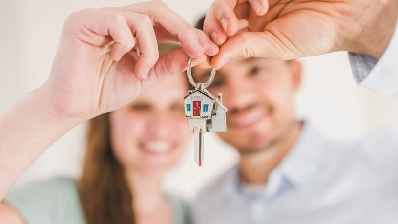 Foto de viva mi casa donde podemos ver una pareja portando las llaves de su nueva vivienda