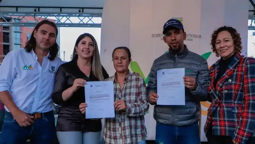 Foto de viva mi casa entregando en La Ceja subsidios de vivienda a 100 familias beneficiarias del proyecto Arrayanes de San Sebastián