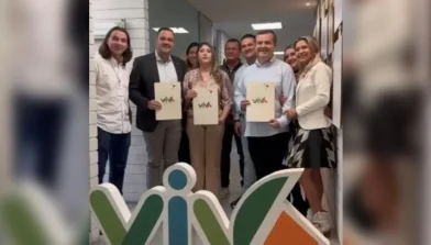 Foto de viva mi casa con funcionarios viva y Alcaldia en la ceja después de firmar convenio para mejorar condiciones de vivienda