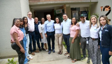 Foto de viva mi casa con el Gobernador Andrés Julián Rendón y Medallistas Olímpicas de Antioquia