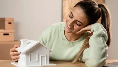 Foto de viva mi casa donde podemos observar mujer ilusionada con la compra de su vivienda nueva gracias a la entrega de los subsidios que se realizarán en Colombia