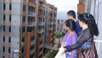 Fotos de viva mi casa con familia desde un balcón de su casa observando su nueva vivienda