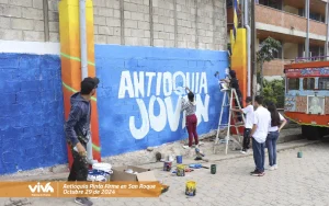 Fotos de viva mi casa donde podemos observar habitantes de San Roque pintando la fachada de su vivienda