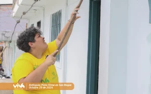 Fotos de viva mi casa donde podemos observar habitantes de San Roque pintando la fachada de su vivienda