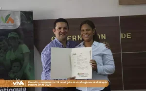 Foto de viva mi casa donde podemos observar el gerente de VIVA junto a funcionario en la firmatón
