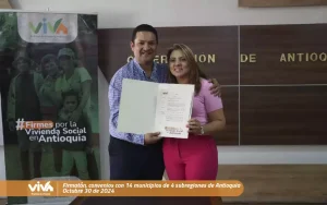 Foto de viva mi casa donde podemos observar el gerente de VIVA junto a funcionario en la firmatón