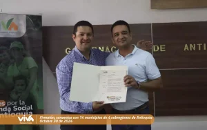 Foto de viva mi casa donde podemos observar el gerente de VIVA junto a funcionario en la firmatón