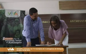 Foto de viva mi casa donde podemos observar el gerente de VIVA junto a funcionario en la firmatón