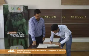 Foto de viva mi casa donde podemos observar el gerente de VIVA junto a funcionario en la firmatón