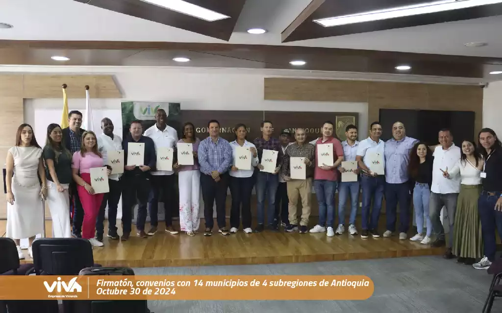 Foto de viva mi casa donde podemos observar el gerente de VIVA junto a funcionario en la firmatón