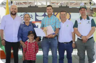 Viva mi casa líder en viviendas en Antioquia. Foto con el gerente Rodrigo Hernández y una familia a la que le hacen entrega de su nueva vivienda.