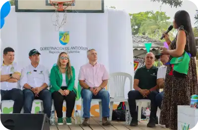 Integrante de comunidad indígena de Jardín Antioquia habla con la directiva de Viva mi casa líder en viviendas en Antioquia