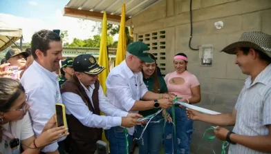 Gobernador de Antioquia entregando viviendas a firmantes de paz en Ituango