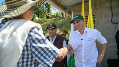 Gobernador de Antioquia entregando viviendas a firmantes de paz en Ituango