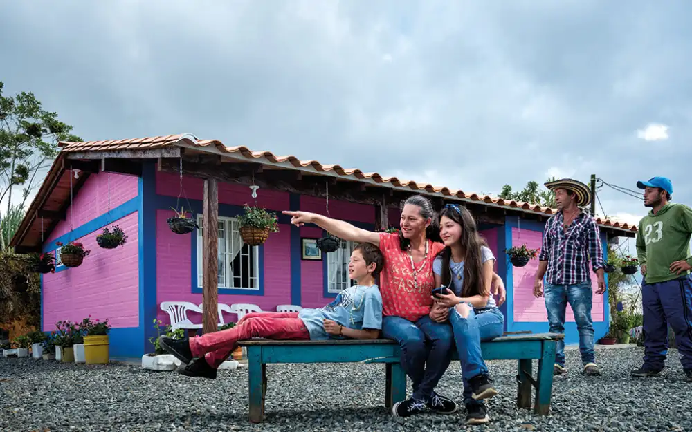 Viva mi casa foto de familia beneficiaria por el proyecto de vivienda rural