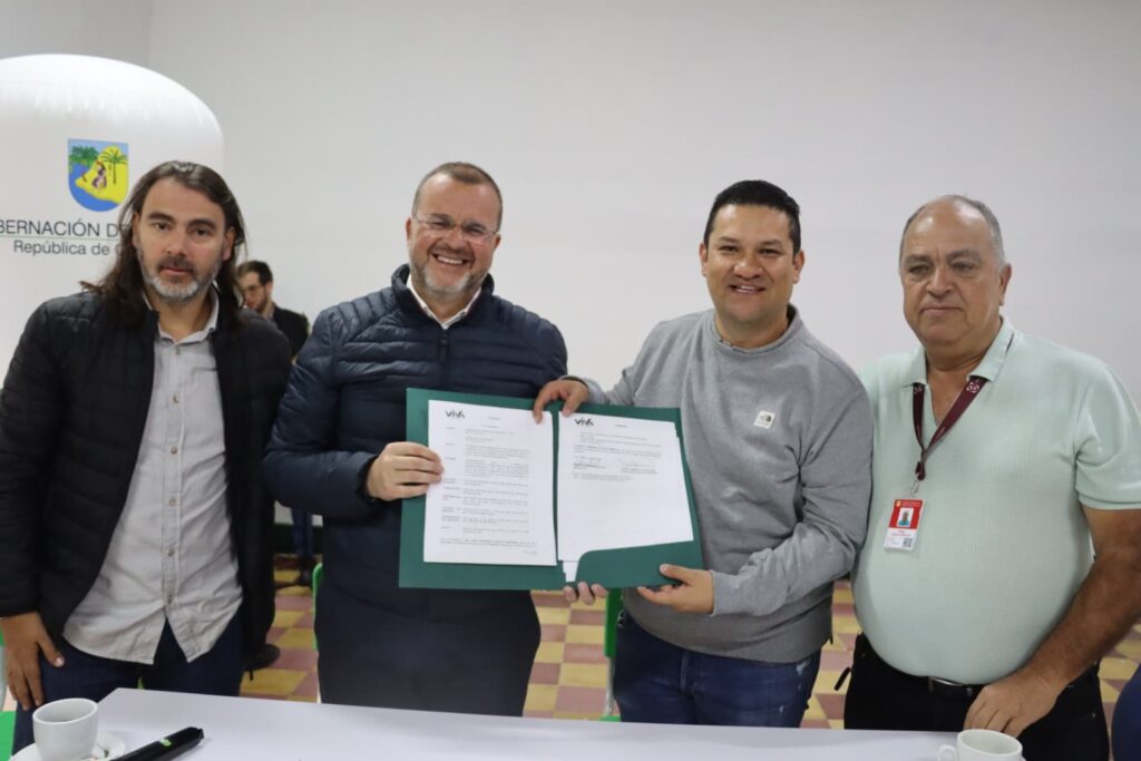 Funcionarios públicos de la gonernación de antioquia y el municipio de Rionegro firmando convenio