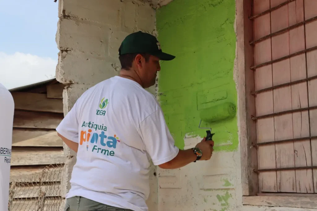 En esta imagen podemos observar el gerente pintando una de las casas que está ubicada en el Bagre