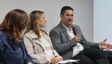 Foto de Gerente VIVA hablando sobre cómo Antioquía reduce el déficit habitacional