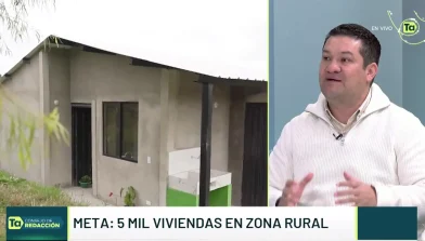 Foto de viva mi casa donde observamos gerente de VIVA presentando su meta de vivienda en zona rural en el canal Teleantioquia