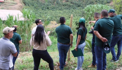 Foto de viva mi casa con personal de la empresa viva recorriendo los municipios de Antioquía que se suman a la convocatoria para construir vivienda rural