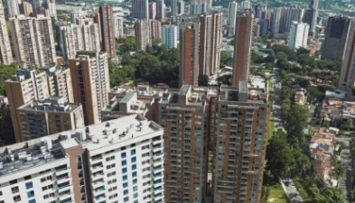 Foto panoramica de vivienda urbana, se visualizan varios edificios .