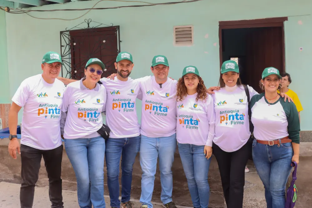 7 personas entre ellas el gerente de Viva portando gorra de Antioquia es Mágica y camiseta de Antioquia pinta firme