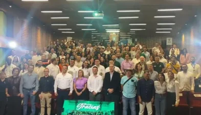 Foto de gerente viva rodeado de mas personas mientras realiza la rendición de cuentas “Viva cumple 2024"