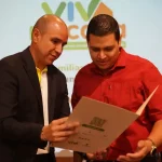 Convención, Entrega de viviendas a beneficiarios antioqueños por viva mi casa. Foto de Alejandro recibiendo certificado de entrega.