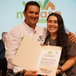 Convención, Entrega de viviendas a beneficiarios antioqueños por viva mi casa. Foto de Yuli recibiendo certificado de entrega.