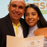 Convención, Entrega de viviendas a beneficiarios antioqueños por viva mi casa. Foto de Andrea recibiendo certificado de entrega.