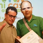 Convención, Entrega de viviendas a beneficiarios antioqueños por viva mi casa. Foto de Miguel recibiendo certificado de entrega.