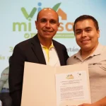 Convención, Entrega de viviendas a beneficiarios antioqueños por viva mi casa. Foto de Gustavo recibiendo certificado de entrega.