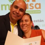 Convención, Entrega de viviendas a beneficiarios antioqueños por viva mi casa. Foto de Paola recibiendo certificado de entrega.