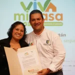 Mariela está feliz porque recibe el certificado de entrega de su nuevo hogar por parte de Viva mi vasa