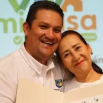 Convención, Entrega de viviendas a beneficiarios antioqueños por viva mi casa. Foto de Salomé recibiendo certificado de entrega.