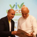 Convención, Entrega de viviendas a beneficiarios antioqueños por viva mi casa. Foto de César recibiendo certificado de entrega.