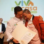 Convención, Entrega de viviendas a beneficiarios antioqueños por viva mi casa. Foto de Dario recibiendo certificado de entrega.