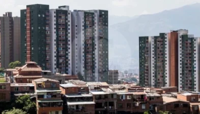 Foto panoramica donde logramos ver varios edificios y casas