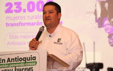 NOTICIA-MEJORAMIENTO-VIVIENDAS-MUJERES-RURALES-1 Gerente de VIVA haciendo entrega de mejoramientos de viviendas para mujeres rurales
