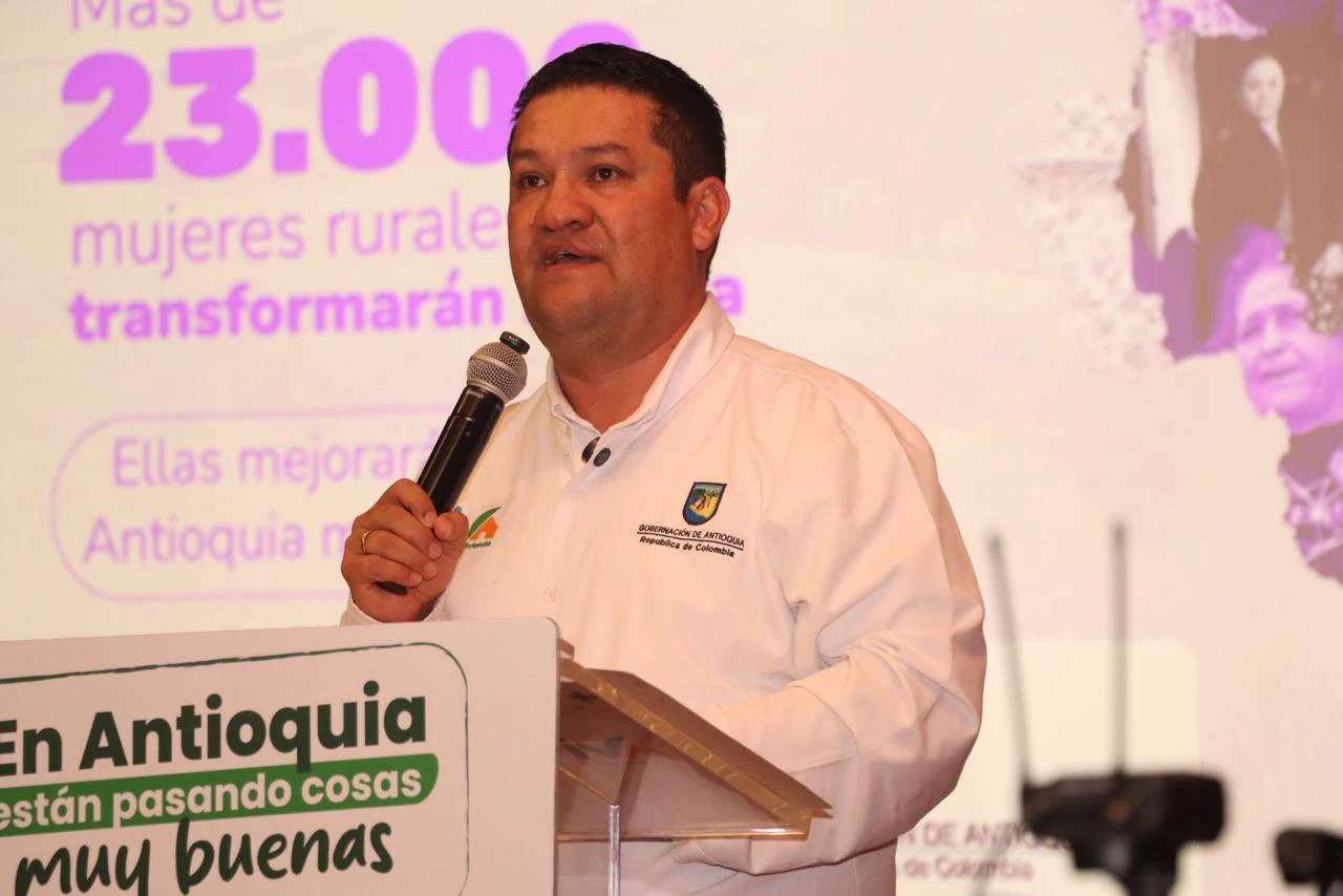 Gerente de VIVA haciendo entrega de mejoramientos de viviendas para mujeres rurales