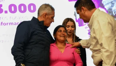 Gobernador de Antioquía y gerente de VIVA haciendo entrega de mejoramientos de viviendas para mujeres rurales