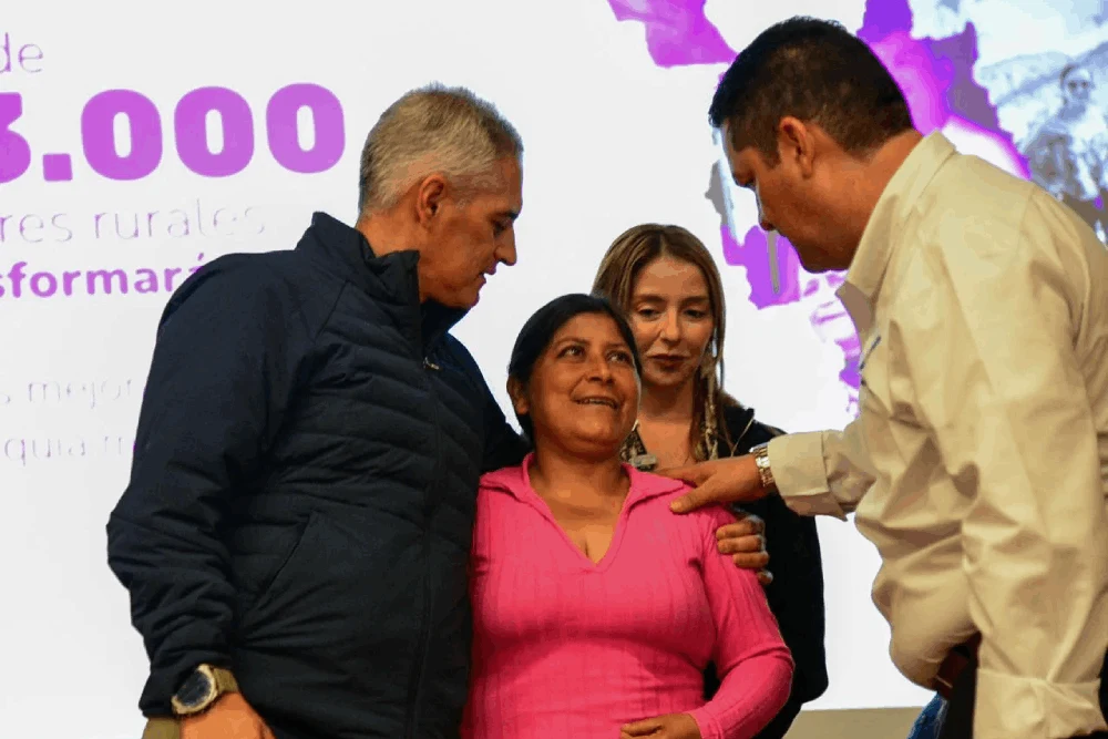 Gobernador de Antioquía y gerente de VIVA haciendo entrega de mejoramientos de viviendas para mujeres rurales