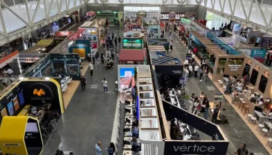 Visitantes en feria de vivienda 2025