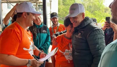 Gobernador de Antioquía y gerente de VIVA con beneficiarios de la renovación de fachadas en Guarne