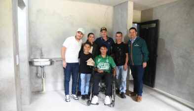 Jornada en la gobernación de Antioquia en Guatapé que deja cuatro aulas nuevas y avances en Soluciones