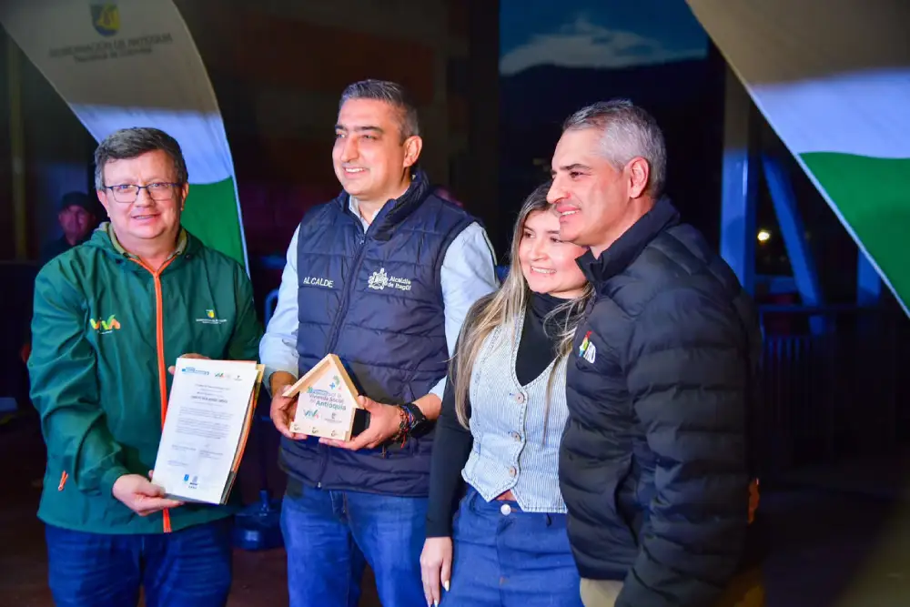 Gobernador-Andres-Julian-entrego-subsidios-02